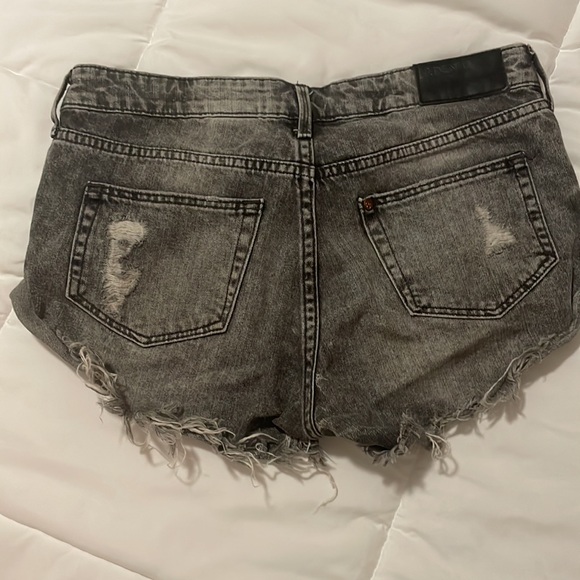 H&M Cut off jean shorts - Picture 2 of 2